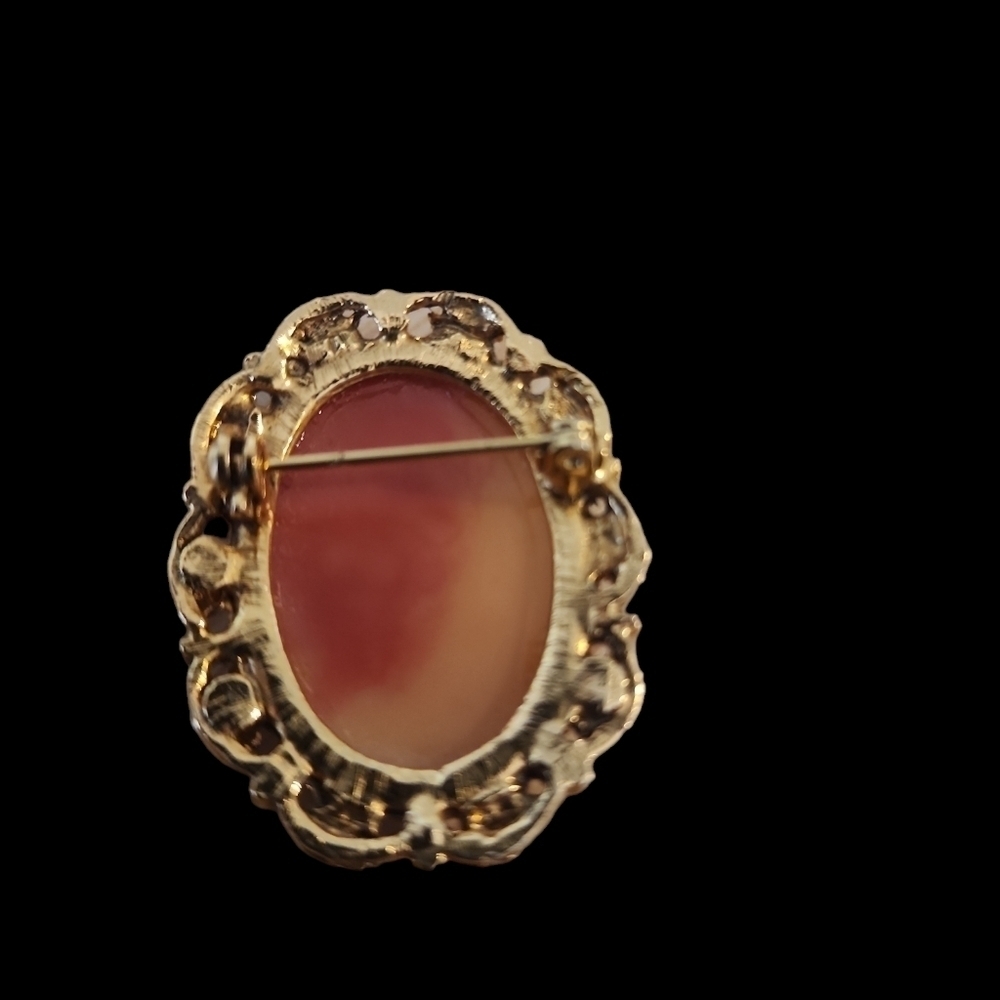 Vintage Faux Cameo Brooch in Gold Tone - Picture 3 of 4